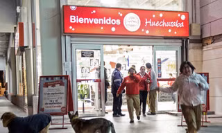 Sự rung lắc mạnh tại các toà nhà ở thủ đô Santiago khiến người dân chạy hoảng loạn ra đường