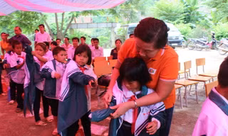 Bà Trương Thị Thanh, Giám đốc trách nhiệm xã hội FPT trao quà cho các em