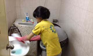 Sinh viên hối hả lau dọn phòng sau kỳ nghỉ Tết. Ảnh minh họa. 