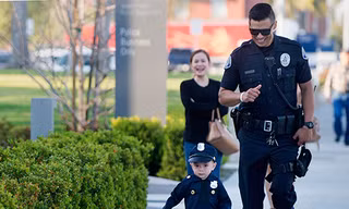 Sĩ quan Mike Gradilla đã giúp Tayden Nguyen trở thành cảnh sát nhí trong một ngày. Ảnh: Ocregister