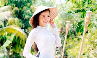 Hoa khôi Huỳnh Thúy Vi đẹp dịu dàng với tà áo dài