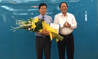Ủy viên Trung ương Đảng, Bộ trưởng Bộ TT&TT Trương Minh Tuấn trao quyết định bổ nhiệm ông Lưu Đình Phúc làm Cục trưởng Cục Báo chí.