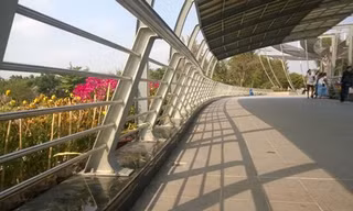 Những ổ khóa tình yêu được gắn trên thành cầu đi bộ nay đã bị cắt hết
