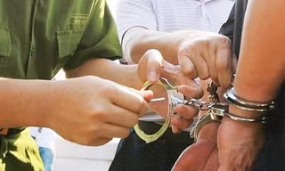 Nhận hối lộ một bộ bàn ghế, cựu trưởng công an huyện ở Thanh Hóa bị khởi tố