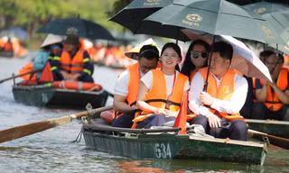 Thanh niên Trung Quốc chiêm ngưỡng vẻ đẹp hùng vĩ danh thắng Tràng An 
