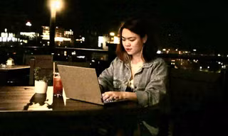 Bạn trẻ 'cày' việc xuyên Tết