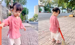 Đáng yêu như con gái Đông Nhi: Diện áo hồng xinh xắn, tự "ra tay" quét sân giúp mẹ
