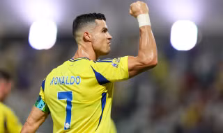 Ronaldo tác động ban lãnh đạo giải cứu tiền vệ MU