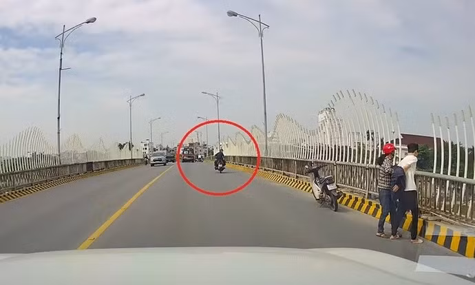 Khoảnh khắc Thiếu tá Trần Văn Tùng nhảy xuống sông cứu người trước khi mất tích