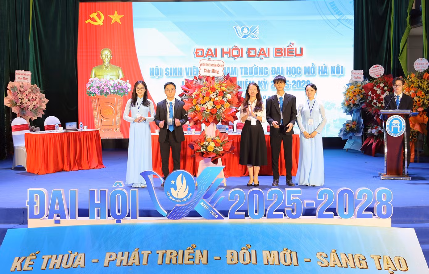 5-hoi-sinh-vien-thanh-pho-ha-noi-tang-hoa-chuc-mung.jpg