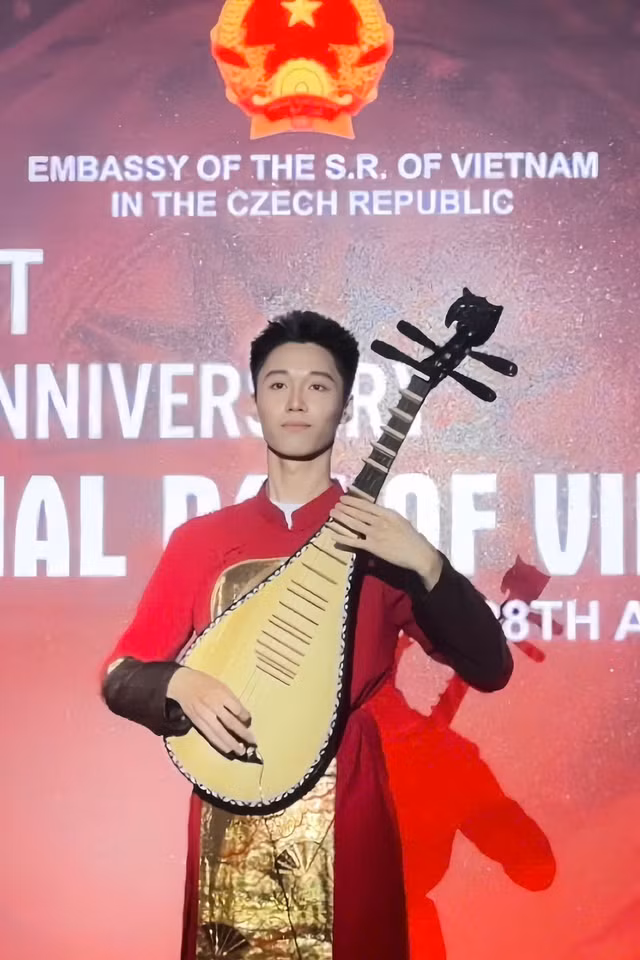 Nguyễn Dương Thái biểu diễn tại Lễ kỷ niệm 81 năm Quốc khánh nước CHXHCN Việt Nam tại Cộng hòa Séc.