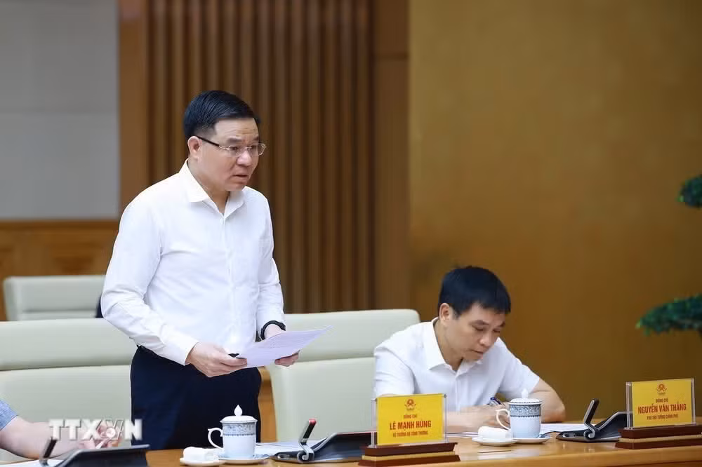 Bộ trưởng Bộ Công Thương Lê Mạnh Hùng báo cáo tình hình sản xuất kinh doanh của ngành công thương. (Ảnh: Dương Giang/TTXVN)