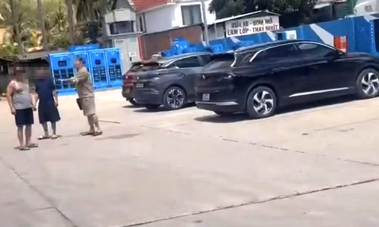 Công an vào cuộc vụ khách tố bị doạ, ép ăn cơm khi sạc xe điện