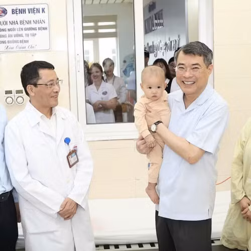 Thủ tướng Lê Minh Hưng thăm, tặng quà bệnh nhi Bệnh viện K dịp Trung thu