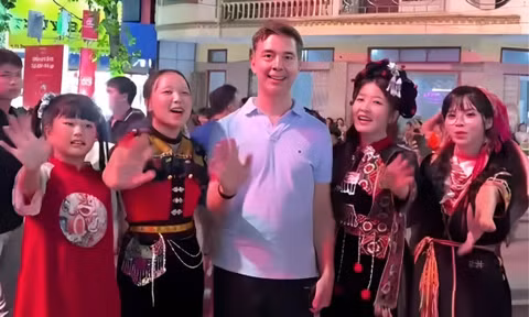 Rủ khách Tây quay TikTok, cô gái Tuyên Quang bất ngờ đó là Đại sứ EU
