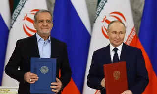 Tổng thống Nga Vladimir Putin và Tổng thống Iran Masoud Pezeshkian ký hiệp ước đối tác chiến lược trong một buổi lễ sau cuộc hội đàm tại Điện Kremlin ngày 17/1/2025. Ảnh: Evgenia Novozhenina/Foreign Policy.