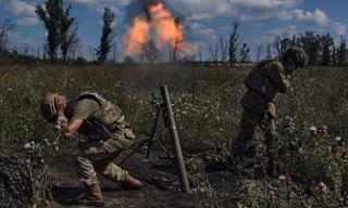 Binh sĩ Ukraine bắn súng cối về phía các vị trí của quân Nga trên tiền tuyến, gần thành phố Bakhmut ở Ukraine. Ảnh: AP.