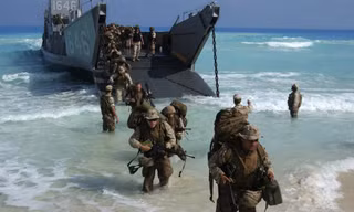 Một chiến dịch chiếm đảo Kharg có thể đòi hỏi tàu sân bay, tàu đổ bộ và hàng nghìn lính thủy đánh bộ. Ảnh minh họa: US Navy.