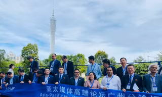 Các đại biểu dự APMF 2026 chụp ảnh lưu niệm, phía sau là Tháp Quảng Châu (tháp truyền hình cao nhất Trung Quốc - 600m). Ảnh: Tư Hiền.