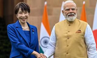Thủ tướng Nhật Bản Sanae Takaichi (bên trái) gặp gỡ người đồng cấp Ấn Độ Narendra Modi trong chuyến thăm chính thức đầu tiên của bà tới nước này. Ảnh: Bloomberg.