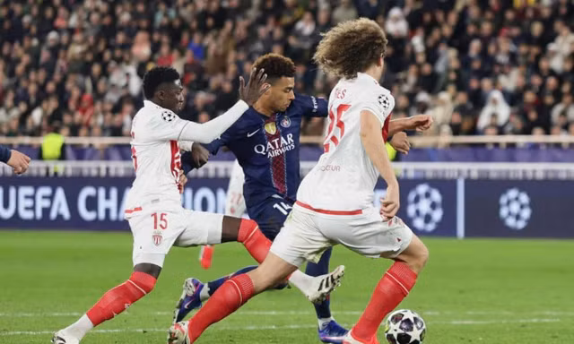 Desire Doue lập cú đúp giúp PSG lội ngược dòng trước Monaco.