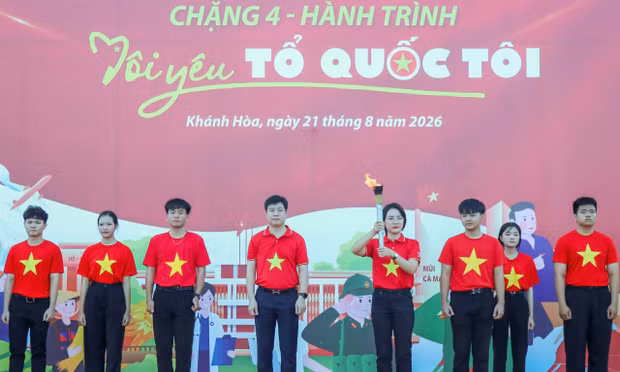 Hành trình 'Tôi yêu Tổ quốc tôi': Tri ân anh hùng liệt sĩ, tiếp sức ngư dân