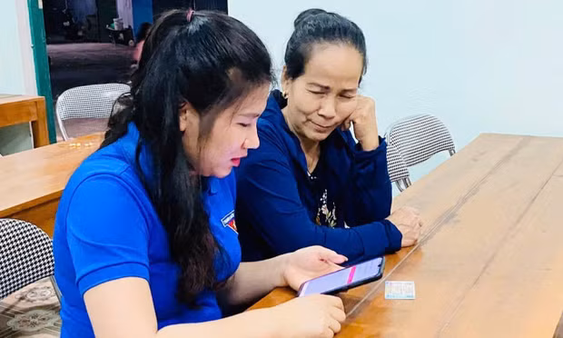 Đoàn Thanh niên xã Bảo Thắng tuyên truyền, phổ biến kỹ năng số cho người dân Ảnh: CTV