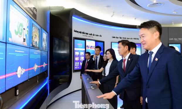Đoàn đại biểu cấp cao Trung ương Đoàn TNNDCM Lào thăm và làm việc tại Viettel