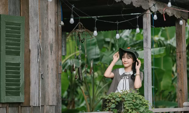 Tuy thu hút nhiều người tìm đến, “nhà ông nội” thực chất là phim trường dựng phục vụ ghi hình, một số hạng mục bằng gỗ đã yếu; nghệ sĩ Huỳnh Lập khuyến cáo không tập trung quá đông để bảo đảm an toàn.