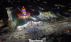 Biển người đổ về Tòa thánh Tây Ninh xem rồng nhang phun lửa