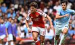 Tzolis san bằng kỷ lục của Beckham trong ngày Arsenal hạ Man City