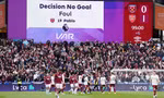 Các trọng tài nói gì khi VAR 'bẻ còi' trong pha bóng bước ngoặt mùa giải ở trận Arsenal vs West Ham?