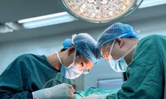 Tháo túi ngực nhiều tuần vẫn chảy dịch: Bác sĩ phát hiện loại vi khuẩn đặc biệt 