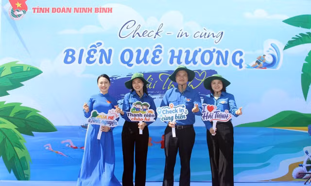 Cùng 'áo xanh' check-in biển quê hương 