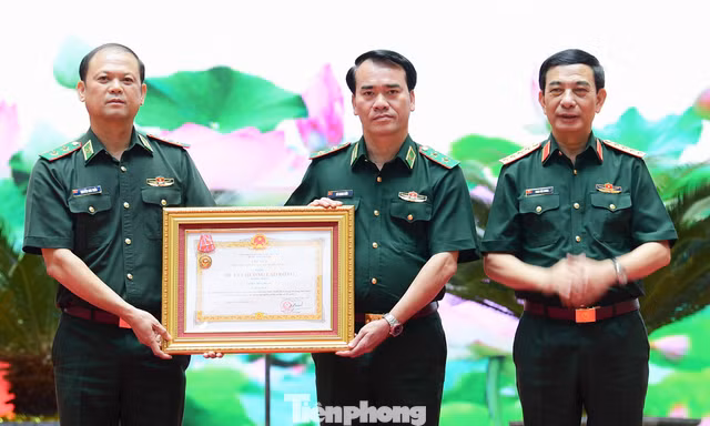 Những 'viên gạch hồng' đắp bồi thế trận lòng dân vững chắc