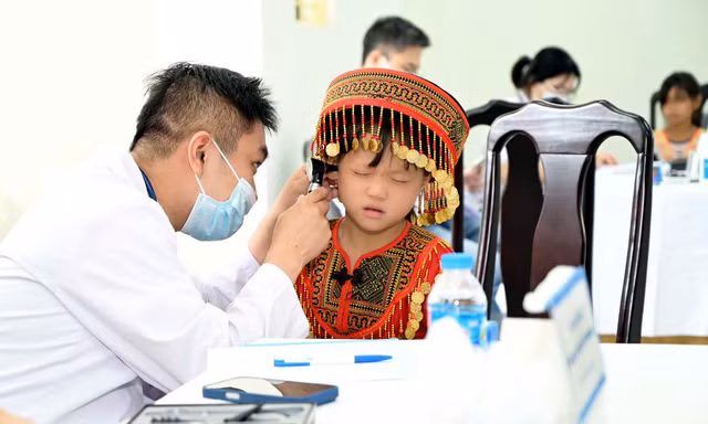 Hơn 1.000 học sinh vùng khó được khám sức khoẻ, nhận quà yêu thương dịp tựu trường