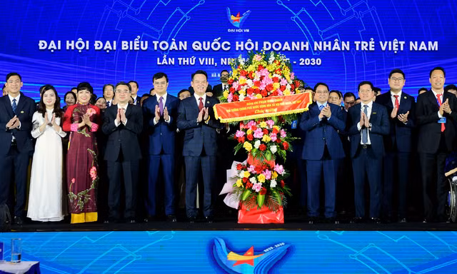 Thủ tướng Phạm Minh Chính đặt hàng thi đua '6 nhất' với doanh nhân trẻ Việt Nam