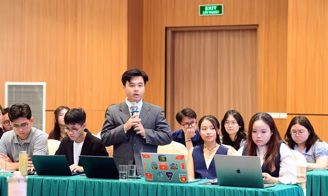 Người trẻ trao đổi về công việc xanh và công việc thỏa đáng