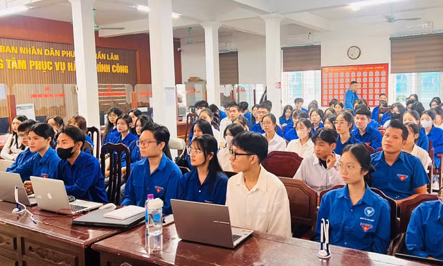 Lớp Bình dân học vụ số ở Hưng Yên