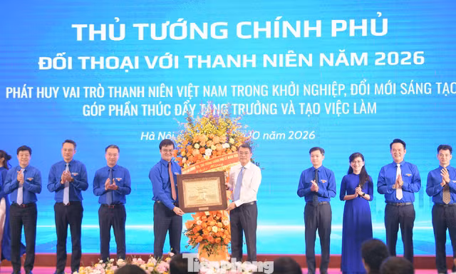 Thủ tướng Lê Minh Hưng tặng hoa chúc mừng 70 năm Ngày truyền thống Hội LHTN Việt Nam