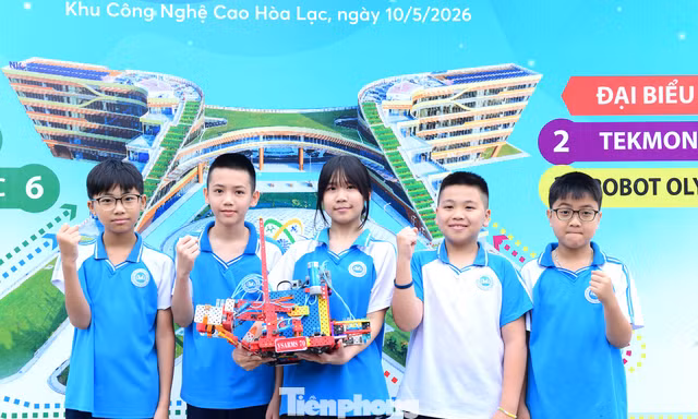 Chuyến xe 4 giờ sáng và giấc mơ vô địch Robotics
