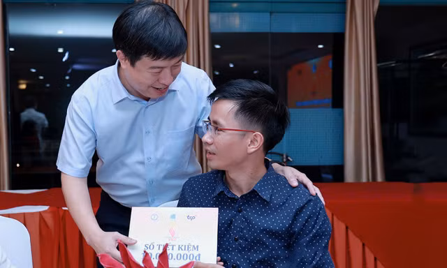 Trao sổ tiết kiệm gương thanh niên ‘Tỏa sáng Nghị lực Việt’ năm 2026