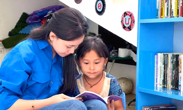 Gia sư áo xanh 'thắp sáng' vùng trời quê hương La Phu Khơ