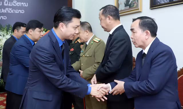 Đoàn đại biểu T.Ư Đoàn TNCS Hồ Chí Minh viếng Chủ tịch Quốc hội Lào Xaysomphone Phomvihane