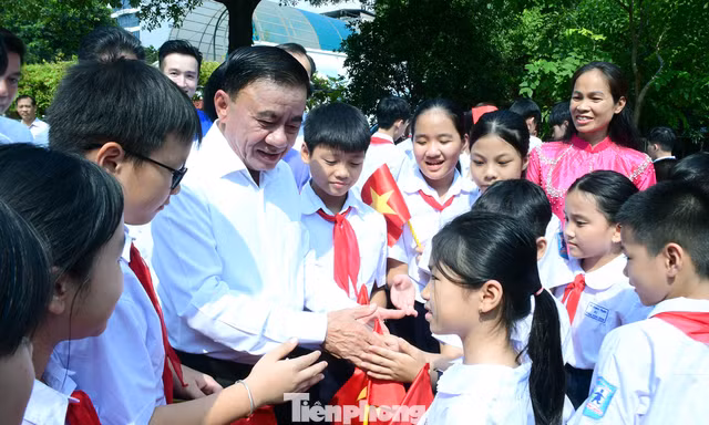 Thường trực Ban Bí thư Trần Cẩm Tú thăm, tặng quà Làng trẻ SOS Hà Nội dịp Trung thu