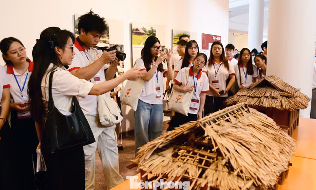 Đại biểu Hành trình Đỏ tham quan Bảo tàng Dân tộc học Việt Nam
