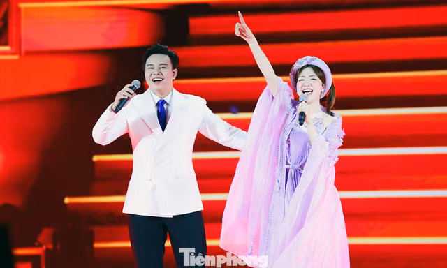 Hòa Minzy, Đông Hùng bùng nổ trong đêm nhạc thanh niên