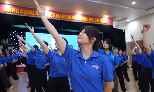 Tuổi trẻ rộn ràng đồng diễn ‘Áo xanh gọi tương lai’ chào mừng Đại hội Đoàn toàn quốc lần thứ XIII