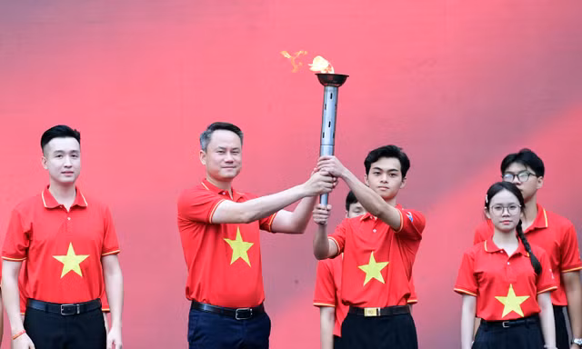 Anh Nguyễn Kim Quy - Bí thư Trung ương Đoàn, Chủ tịch Trung ương Hội LHTN Việt Nam (bên phải) trao kinh phí hỗ trợ thanh niên khuyết tật khởi nghiệp năm 2026 Ảnh: Xuân Tùng 