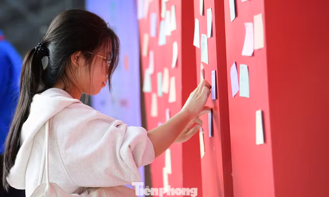 Check-in tại 'Chạm Việt Nam', người trẻ gửi gắm ước mơ